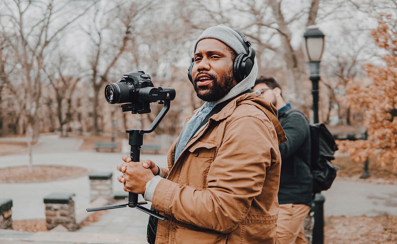 Creador grabando con una cámara mirrorless